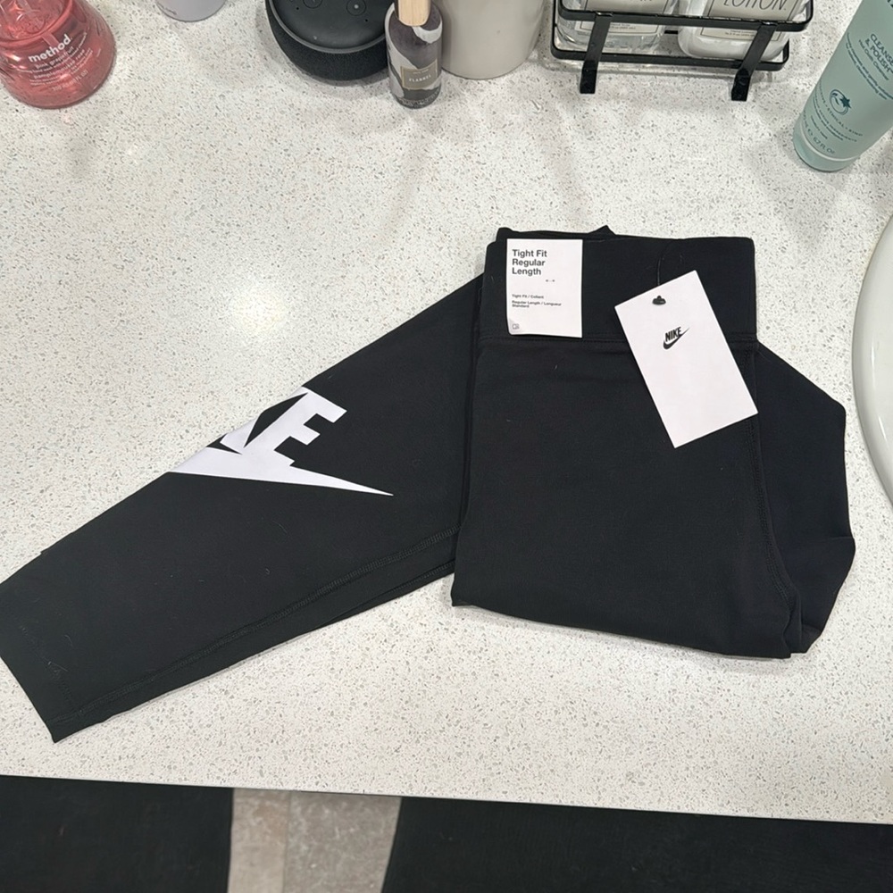 Women’s Nike high waist stretch leggings, size medium. New with tags.